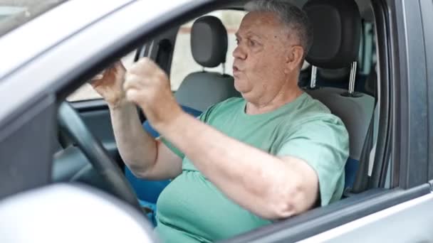 Középkorú Ősz Hajú Férfi Vezetés Autó Csinál Győztes Gesztus Utcán — Stock videók