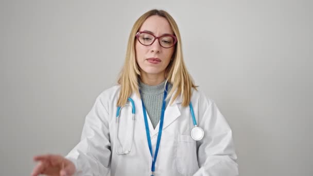 Молода Блондинка Лікар Робить Присягу Рукою Грудях Над Ізольованим Білим — стокове відео