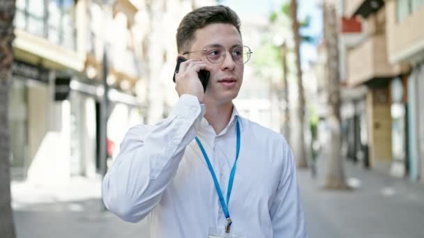 Giovane Uomo Ispanico Parlare Smartphone Con Espressione Rilassata Strada — Video Stock