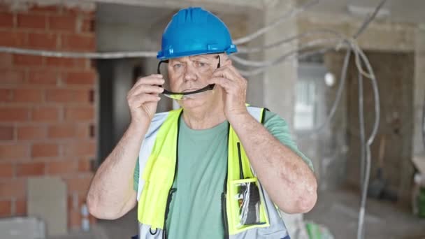 Construtor Homem Cabelos Grisalhos Meia Idade Sorrindo Confiante Vestindo Óculos — Vídeo de Stock