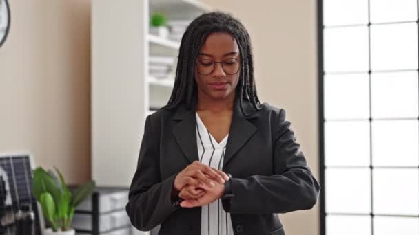 Mujer Afroamericana Trabajadora Negocios Mirando Reloj Sonriendo Oficina — Vídeo de stock