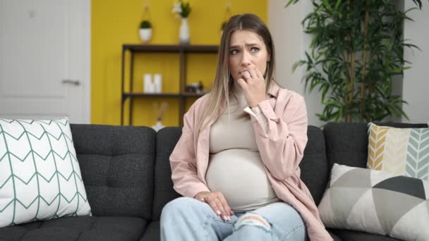 Jonge Zwangere Vrouw Raakt Buik Met Bezorgde Uitdrukking Thuis — Stockvideo