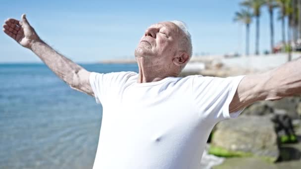 大灰发男子在海滨闭着眼睛呼吸 — 图库视频影像