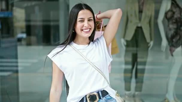 Fiatal Gyönyörű Spanyol Mosolyog Megy Bevásárló Táskák Ruhaboltban — Stock videók