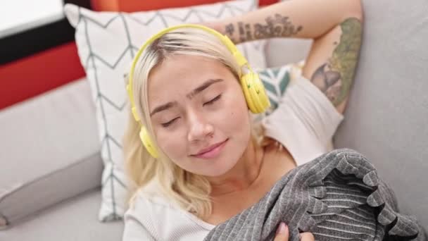 Joven Mujer Hispana Hermosa Escuchando Música Durmiendo Sofá Casa — Vídeos de Stock