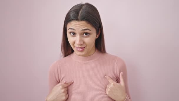 年轻美丽的惊慌失措的女人指指点点自己 用手指在孤立的粉色背景上说不 — 图库视频影像