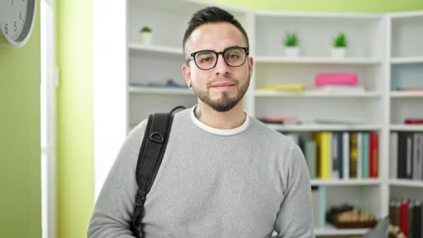Spanischer Student Lächelt Selbstbewusst Und Hält Hausaufgaben Der Bibliothek — Stockvideo
