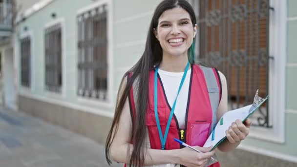 Jovem Bela Mulher Hispânica Entrevista Entrevistador Sorrindo Confiante Segurando Prancheta — Vídeo de Stock