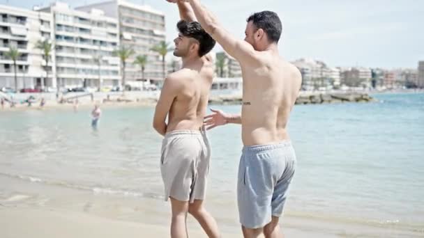 Två Män Turist Par Ler Säker Dans Stranden — Stockvideo