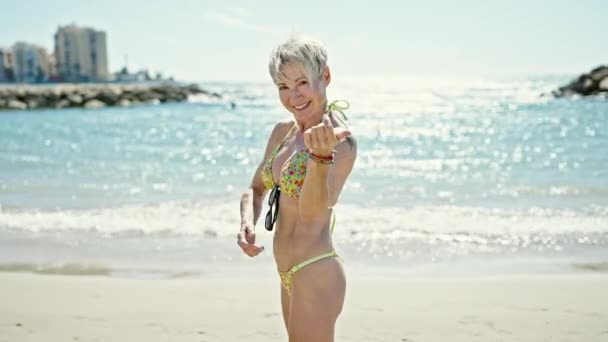 Middle Age Blonde Woman Tourist Wearing Bikini Doing Come Gesture — Stock Video