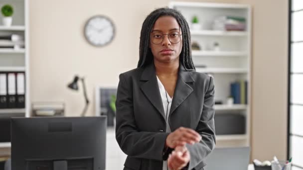 Afrikansk Amerikansk Kvinna Företagare Står Med Armarna Korsade Gest Och — Stockvideo