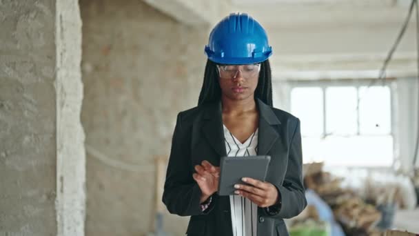 Afričanky Americká Žena Architekt Úsměvem Sebevědomě Pomocí Touchpad Staveništi — Stock video