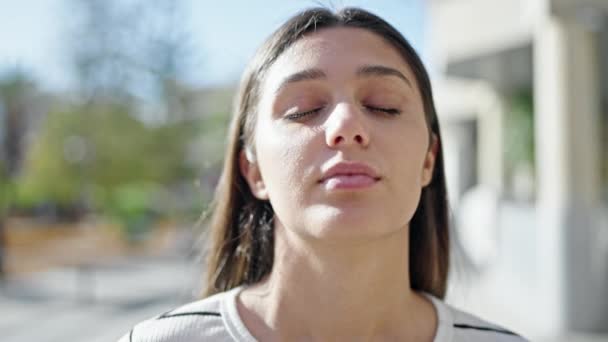 Fiatal Gyönyörű Spanyol Mosolyog Magabiztos Légzés Utcán — Stock videók