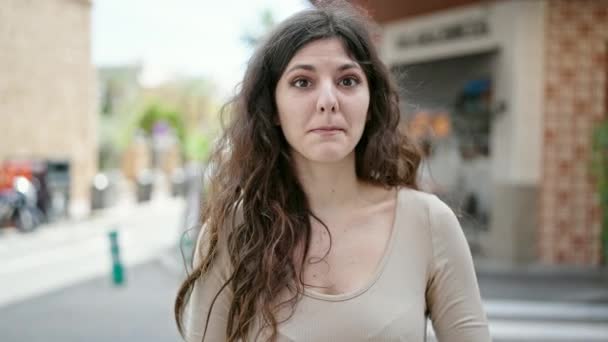 Joven Hermosa Mujer Hispana Sonriendo Confiada Hablando Calle — Vídeos de Stock