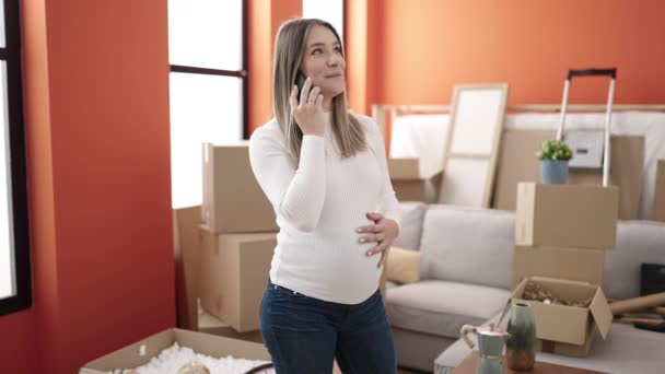 Jong Zwanger Vrouw Praten Smartphone Aanraken Buik Nieuw Huis — Stockvideo