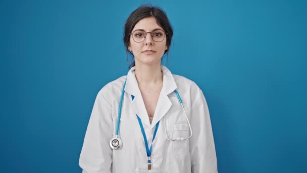 Jeune Belle Hispanique Femme Médecin Demandant Silencieux Sur Fond Bleu — Video