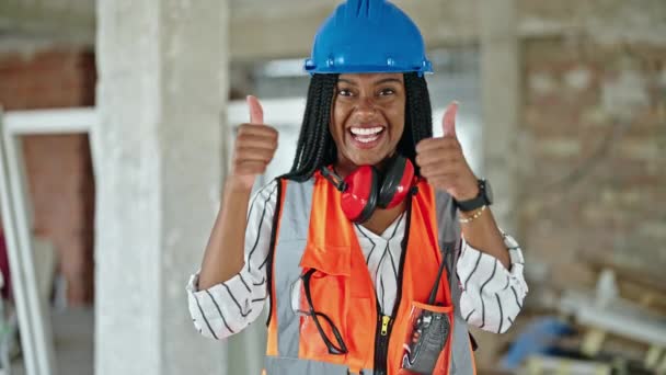 Afrikansk Amerikansk Kvinna Byggmästare Ler Säker Gör Tummen Upp Gest — Stockvideo