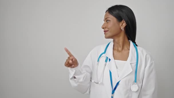 Femme Afro Américaine Médecin Souriant Pointant Vers Côté Sur Fond — Video