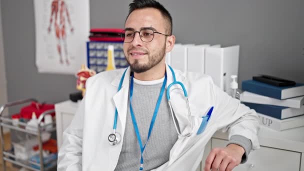Ισπανόφωνος Γιατρός Χαμογελά Σίγουρος Κοιτάζοντας Γύρω Στην Κλινική — Αρχείο Βίντεο