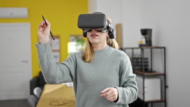 Jonge Blonde Vrouw Zakenman Werken Met Virtual Reality Bril Kantoor — Stockvideo