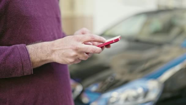 Genç Spanyol Adam Akıllı Telefon Kullanıyor Arabasının Yanında Bekliyor — Stok video