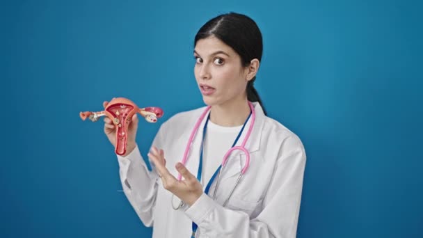Wanita Cantik Hispanik Muda Ginekolog Memegang Model Anatomi Rahim Berbicara — Stok Video