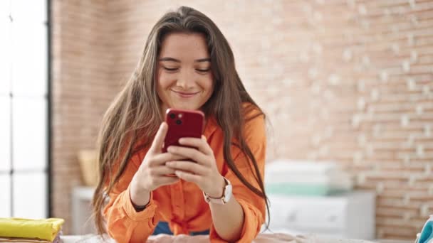 Jovem Bela Mulher Hispânica Usando Smartphone Inclinado Tábua Engomar Lavanderia — Vídeo de Stock