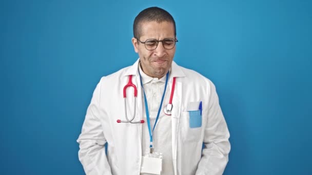 Dokter Muda Hispanik Tersenyum Percaya Diri Mengambil Stetoskop Atas Terisolasi — Stok Video