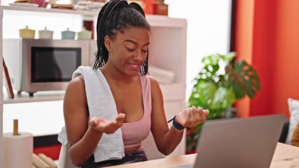 Αφροαμερικανή Γυναίκα Που Έχει Βιντεοκλήση Κοιτάζοντας Ρολόι Στην Τραπεζαρία — Αρχείο Βίντεο