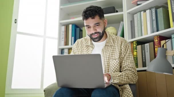 Joven Estudiante Hispano Sonriendo Confiado Usando Laptop Universidad Biblioteca — Vídeos de Stock