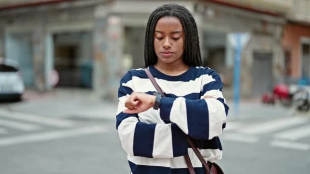 Africano Americano Mulher Olhando Para Relógio Esperando Com Expressão Séria — Vídeo de Stock