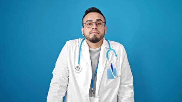 Latynoski Lekarz Stojący Bez Pojęcia Odizolowanym Niebieskim Tle — Wideo stockowe