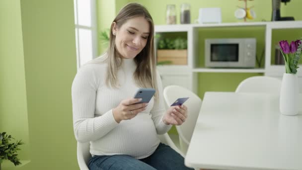 Akıllı Telefon Kredi Kartıyla Alışveriş Yapan Hamile Bir Kadın Yemek — Stok video