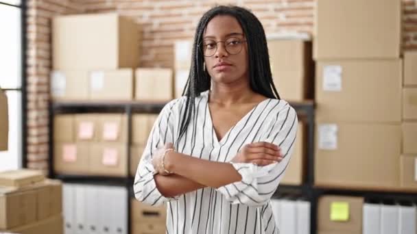 Mujer Afroamericana Comercio Electrónico Trabajador Negocios Pie Con Los Brazos — Vídeo de stock