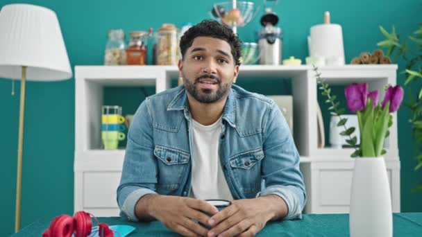 Hombre Afroamericano Bebiendo Café Sentado Sofá Hablando Comedor — Vídeo de stock