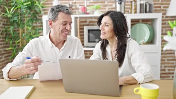 Senioren Ehepaar Nutzt Laptop Lesegerät Esszimmer — Stockvideo