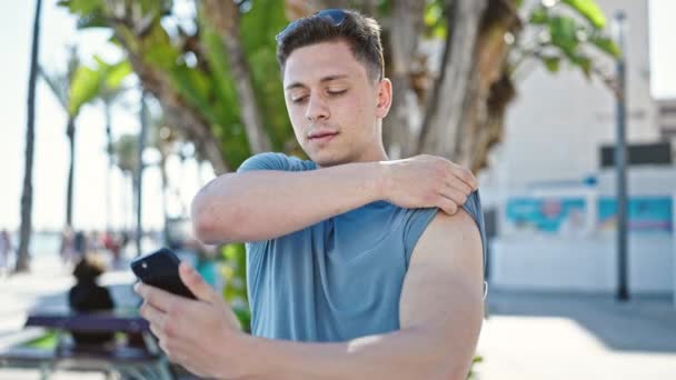 Mladý Hispánec Muž Turista Měření Glukózy Pomocí Smartphonu Freestyle Ulici — Stock video