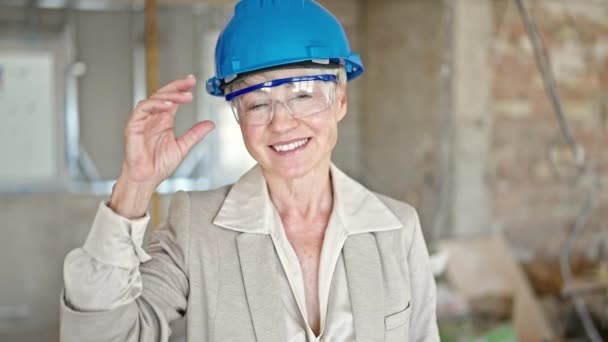 Mujer Rubia Mediana Edad Arquitecta Sonriendo Confiada Pie Sitio Construcción — Vídeos de Stock