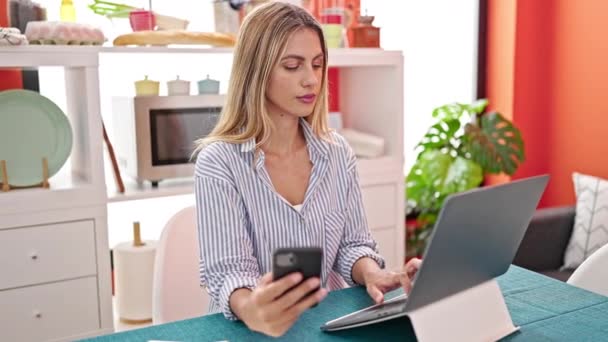 Jovem Loira Usando Laptop Smartphone Sentado Mesa Sala Jantar — Vídeo de Stock