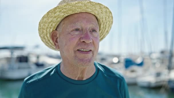 Turista Cabelos Grisalhos Sênior Usando Chapéu Verão Sorrindo Porto — Vídeo de Stock