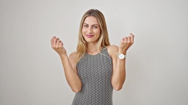 Junge Blonde Frau Lächelt Selbstbewusst Und Gibt Geld Geste Vor — Stockvideo