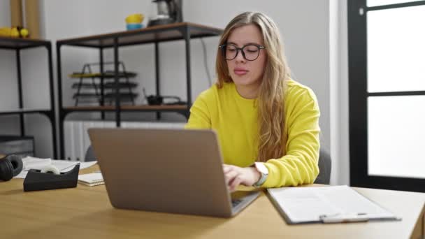 Mujer Joven Rubia Trabajadora Negocios Estresada Usando Portátil Oficina — Vídeos de Stock