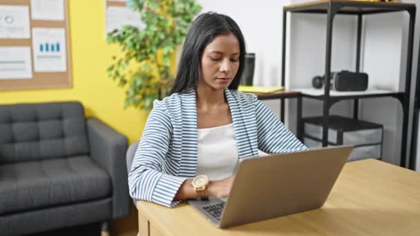 Afroamerikansk Kvinna Affärsarbetare Med Bärbar Dator Som Arbetar Kontoret — Stockvideo