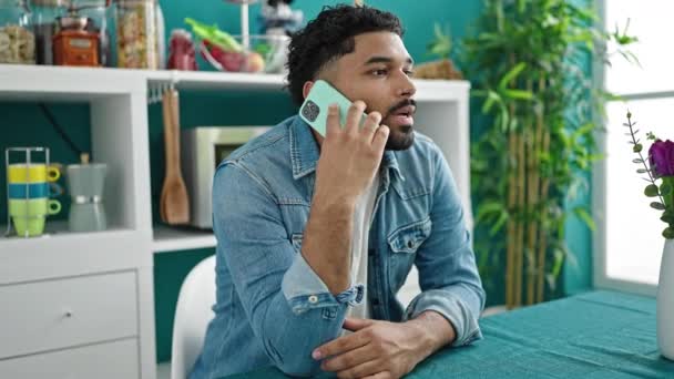 Afroamerikansk Man Pratar Smartphone Sittandes Bordet Matsalen — Stockvideo