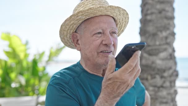 Turista Cabelos Grisalhos Sênior Usando Chapéu Verão Enviando Mensagem Voz — Vídeo de Stock