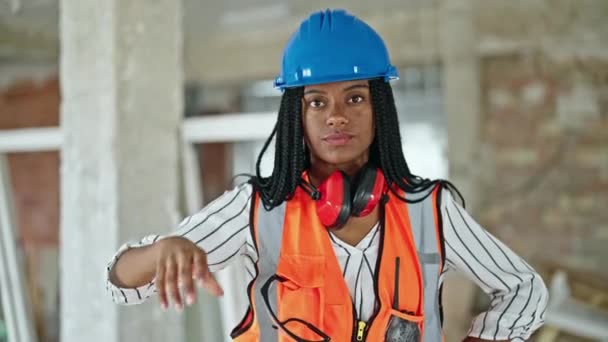 Afrikansk Amerikansk Kvinna Byggmästare Ler Säker Stående Byggarbetsplatsen — Stockvideo