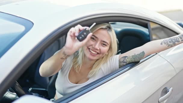 Genç Güzel Spanyol Bir Kadın Gülümsüyor Elinde Yeni Arabanın Anahtarı — Stok video