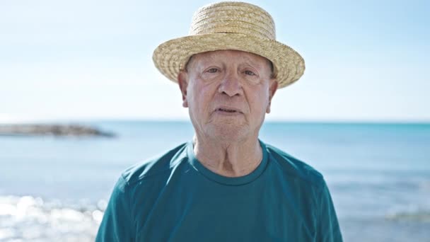 Sénior Turista Cabelos Grisalhos Usando Chapéu Verão Sorrindo Beira Mar — Vídeo de Stock