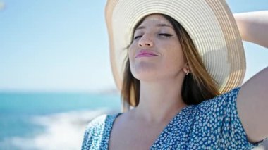 Genç sarışın turist. Deniz kenarında kendine güvenen bir gülümseme.