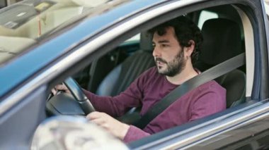 Genç İspanyol adam yolda araba sürerken strese girdi.